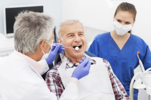 Как делают имплантацию зубов 